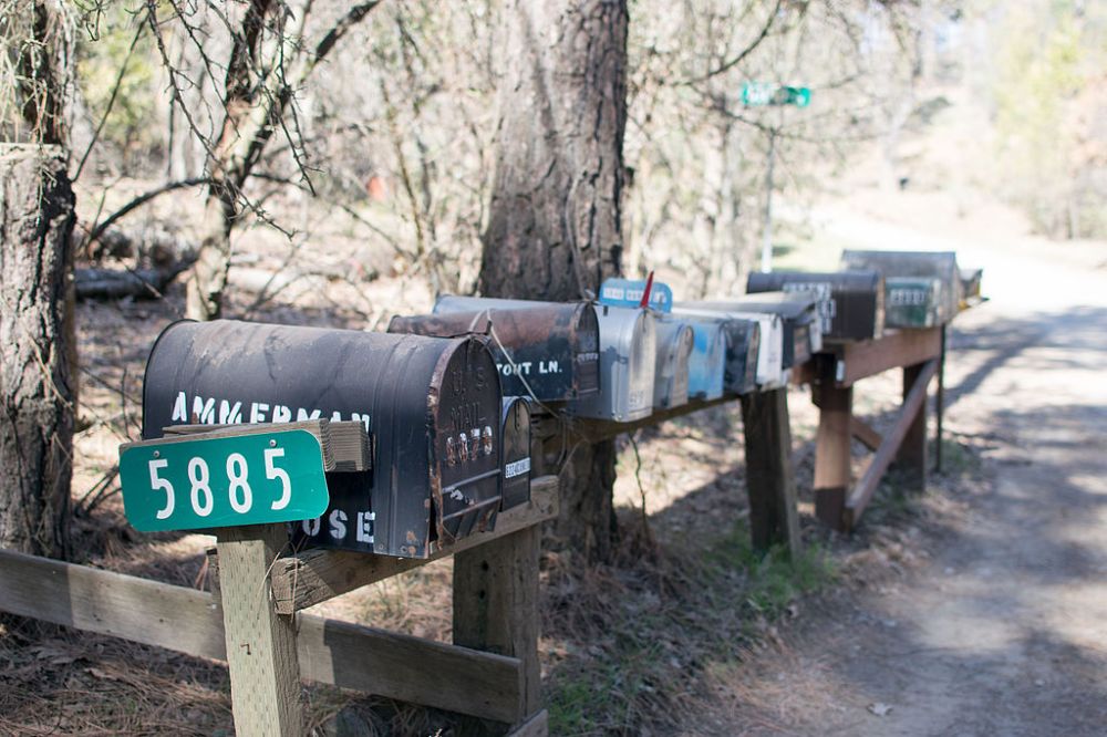 https://upload.wikimedia.org/wikipedia/commons/thumb/f/ff/Mailboxes_in_Greeley_Hill%2C_California.jpg/1024px-Mailboxes_in_Greeley_Hill%2C_California.jpg
