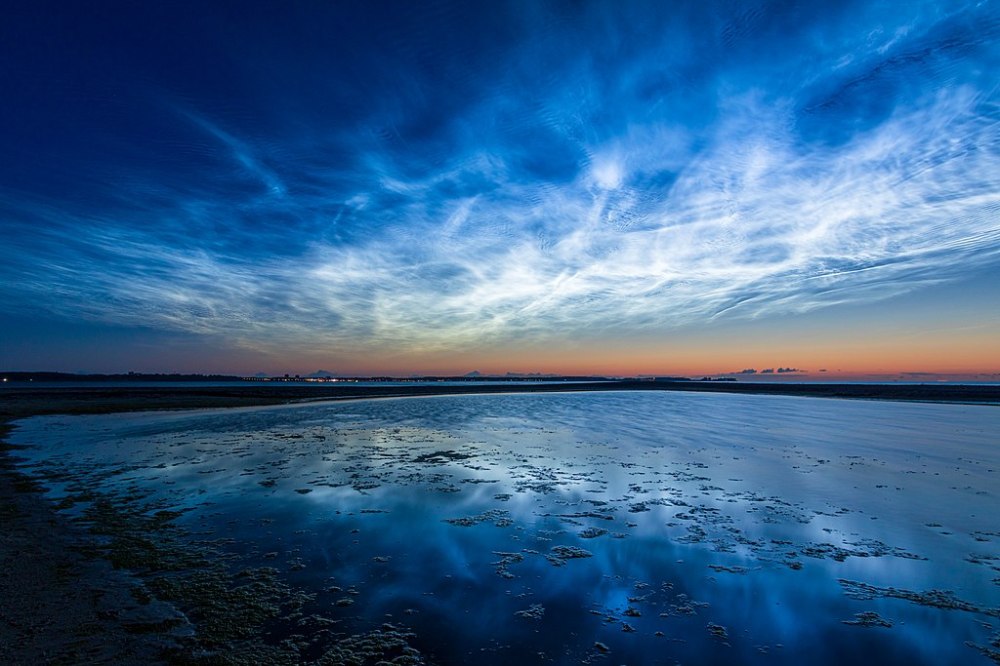 https://commons.wikimedia.org/wiki/File:Noctilucent-clouds-msu-6817.jpg